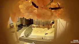 2024.2.5，【酒店偷拍】，美女换上古装，带你体验古代帝王的生活，情人性欲大增，拍完照舔逼内射