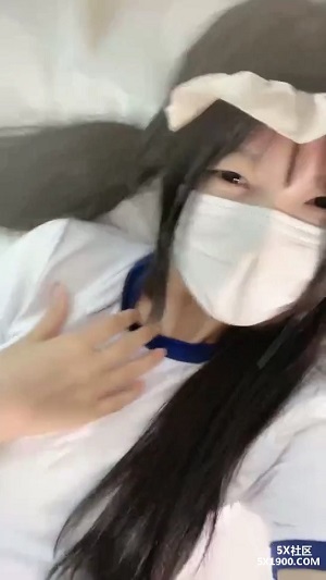 敏妹妹！被俩小哥哥轮流上！第一视角后入美臀，从下往上拍摄，一个操完换另一个，摆弄各种姿势