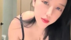 烈焰红唇风骚网红小姐姐！扭腰摆臀诱惑！柔软奶子揉捏，跳蛋塞入骚穴拉扯，极度淫骚