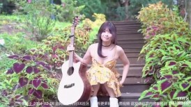 女主播为吸引粉丝,录制户外弹吉他唱歌MV，故意不穿内裤不经意间露出来给粉丝当福利