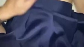纯情小可爱嫩妹翘起小屁屁迎接大肉棒进入，自己女上坐着鸡巴来回摇摆，如玉般的身体！酥到骨头里