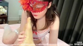 熟女人妻 好吃 穿着护士情趣装 挺着大肚子给我全身服务 口爆吐在吊毛上再吃
