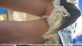 尾随偷拍美女裙底 蕾丝吊带裙小公主约会..双腿岔开露骚窄内给大家看好利来小姐姐肉丝内内怼镜头