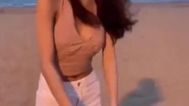 漂亮美女身材不错 大奶子无毛鲍鱼 被大鸡吧无套输出 上位骑乘很舒卖力 内射满满一鲍鱼