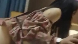 清纯美眉长发及腰 蜂腰翘臀天真无邪 一阳指插洞就湿了内裤 观音坐莲 也算个小极品