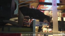 文和友偷拍 超短裙美女吃火锅..屁股直接露在外面..跟进店里拍裙底这性感屁股蛋真想摸一把