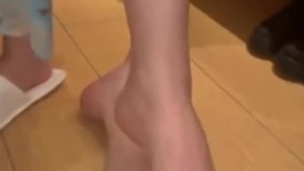 喜欢这样的身材吗？来个哥们一起弄她，这大奶子谁看谁不迷糊？展示一下东北大妞的大屁股，被无套了！