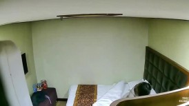 小旅馆暗藏摄像头偷拍一对野鸳鸯各种姿势啪啪