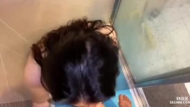 熟女人妻吃鸡啪啪 你两个手指插进去 在淋浴房疯狂吃鸡 撅着大肥屁屁先插肥穴再爆菊花