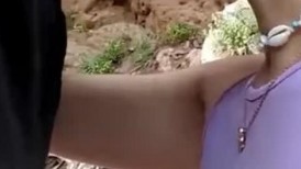 熟女人妻吃鸡啪啪 身材丰腴白皙 大白天光着大肥屁屁在野外小路上就开车 口爆吃精