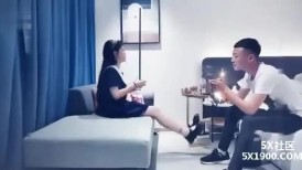 王先生广场散步勾搭美少妇,聊了一段时间顺利约到酒店偷情