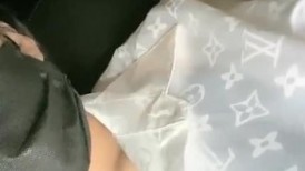 平台一姐就是牛 人来人往的机场中小美女漏奶晒穴 约炮小帅哥野战