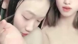 极品尤物姐妹花！外表文静乖巧美少女！白嫩美乳粉穴，掰开特写紧致，没怎么开发过，翘起美臀，嫩的出水