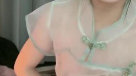 清纯文静极品美少女！情趣透视装居家诱惑！揉搓小穴特写，超级嫩摸几下流水，翘起屁股摆弄