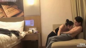 漂亮美眉吃鸡啪啪 然后呢 我手扶哪里 不行我脚麻了 操个逼真不容易 被小哥哥不停变换姿势