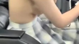 宿舍兄弟经常和女友去开房,趁有次他洗澡把手机放枕头下时偷偷拿出来翻看,想不到他们还拍了视频
