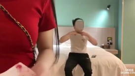 大奶美女 啊啊这样太深了 不行痛   妹子最后套子都被操破了 内射