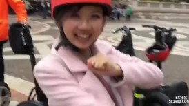 双飞 两漂亮闺蜜吃鸡啪啪 一起伺候洋大吊 被轮流无套输出 表情享受 口爆吃精
