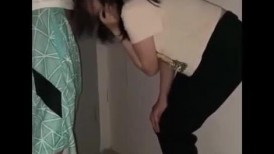 楼梯中出美女，吃大肉棒，深喉捅得学生妹好爽，后入狠狠肏！