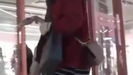 超市跟随偷窥跟闺蜜逛街的JK小姐姐 身材丰腴 屁屁饱满 橙色内内很骚气