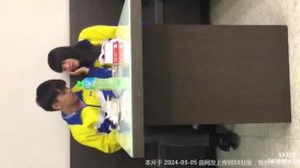 快餐店一对撒狗粮的学生情侣很嗨 转眼就被大叔拍了小嫩逼