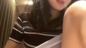 新人下海超嫩妹妹！应要求看看穴！撩起长裙特写，很是紧致粉嫩，轻轻揉搓自摸，有感觉低低呻吟娇喘