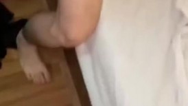 绿妻大神，淫乱盛宴，皮肤白皙长腿细腰美妻多P 被当母狗一样的操，端庄娇妻极度淫骚4-2