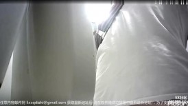 办公楼女厕全景偷拍多位美女职员各种姿势嘘嘘 连体衣美女直接一扒拉就开尿1