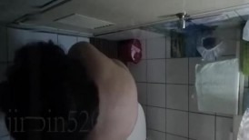 咸湿房东浴室偷装摄像头 偷拍身材苗条的大学生女租客洗澡妹子屁股有个大胎痣