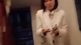 外卖小哥出击直播，偶遇粉丝一起3P熟女姐姐，粉丝在一旁打飞机，大屌饥渴难耐，奋力打桩