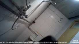 邪恶的房东暗藏摄像头偷窥身材苗条的少妇洗澡