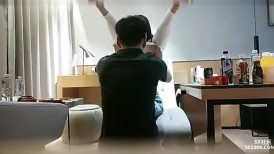 酒店约会牛仔裤小姐姐 身材真好高挑性感大长腿 甜甜笑容，把玩挑逗揉捏添吸，滋味真爽 啪啪口交猛力抽