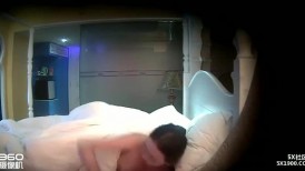 《监控破解》小伙带着漂亮女友酒店开房各种姿势啪啪啪