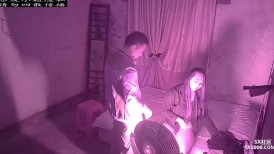 真实泄密100元快餐极品气质一线天馒头逼美少妇服务一流，像刚放出来的猴急男说B水里面太好了，肏出呻吟声