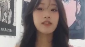 胸前纹身极品美少女！外表甜美乖巧！收费房大尺度，浴室洗澡湿身，妹妹很听话，跳蛋震穴，假吊快速抽插