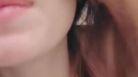 性感的钢管舞女神飘飘的激情演绎，全程漏脸揉奶玩逼，自己的抠的骚穴淫水直流让小鲜肉舔逼呻吟