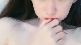 新人小美女在狼友的指挥下精彩展示，揉奶玩逼淫声荡语听指挥，粉穴特写，撅着屁股手指插入浪叫