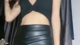 极品美腿性感小姐姐跪地按着脑袋插嘴 主动骑乘位扶屌插入