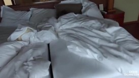 极品丰满肉嘟嘟小美女 可爱撩人好口技，扶着鸡巴尽情吸吮把玩 这纯纯肉眼轻易就让人欲火旺盛啪啪插入