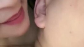 熟女的诱惑，站着撒尿给狼友看，跟狼友发骚揉奶玩逼看特写，肥美鲍鱼水光滑嫩，掰开求狼友干