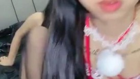 美少女姐妹花！双女激情收费房！情趣装丝袜美腿，自摸揉搓骚穴，翘起美臀摇摆