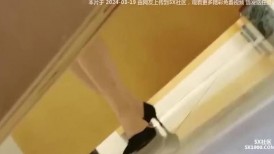牛B大神潜入办公楼女厕全景偷拍多位制服美女职员的极品美鲍鱼3