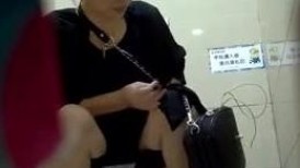精品厕拍福建泉州某商场女厕偷拍 没流出过部分牛仔裙少妇拉着门把不断有人想闯入尿尿