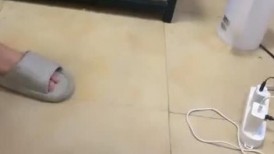 淫荡小少妇！吃完饭炮友草逼！毛毛浓密骚逼，埋头吃吊情趣内裤，到浴室站立抽插