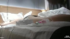 真实良家的寻欢之旅，【推油少年】，偷拍，等儿子送到学校，良家人妻来酒店，享受陌生男人爱抚1