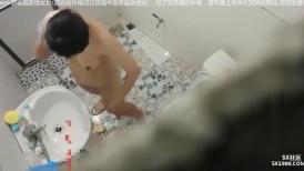 晚上喝点酒壮胆趴浴室墙头 偷窥在美容院上班的邻居小妹洗澡用沐浴露仔细洗逼