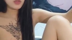 有纹身的社会小妹全程露脸发骚诱惑狼友，乖巧听话又可爱，无毛白虎逼很是性感特写展示