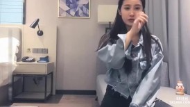 牛仔裤美女吃鸡啪啪 我要你操我 用手不舒服 啊啊爸爸操我 快点射我不行了 长的很标致笑容甜美 在沙发被肥哥多姿势猛怼
