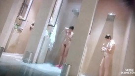 澡堂子内部员工偷拍几个白白嫩嫩的大奶子少妇洗澡