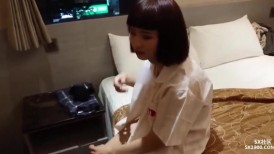 青春巨乳美眉 以前有没有不戴套 跟男朋友 我不会以前我都是在下面 被无套输出 鲍鱼粉嫩 奶子哗哗 射了一奶子精液